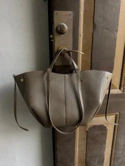 Astrid Frank Tasker|Luciana taske