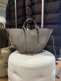 Astrid Frank Tasker|Luciana taske