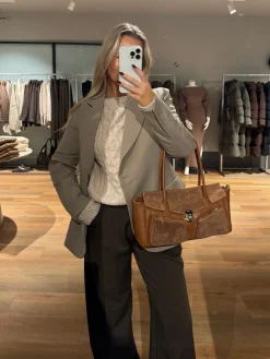 Astrid Frank Tasker|Natalia taske